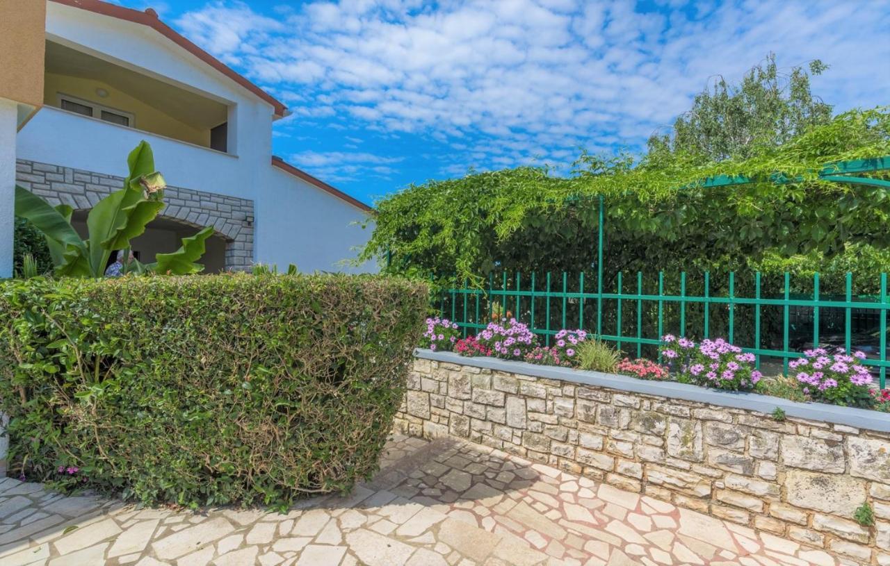 Villa Anita With Common Pool Vrvari Екстер'єр фото