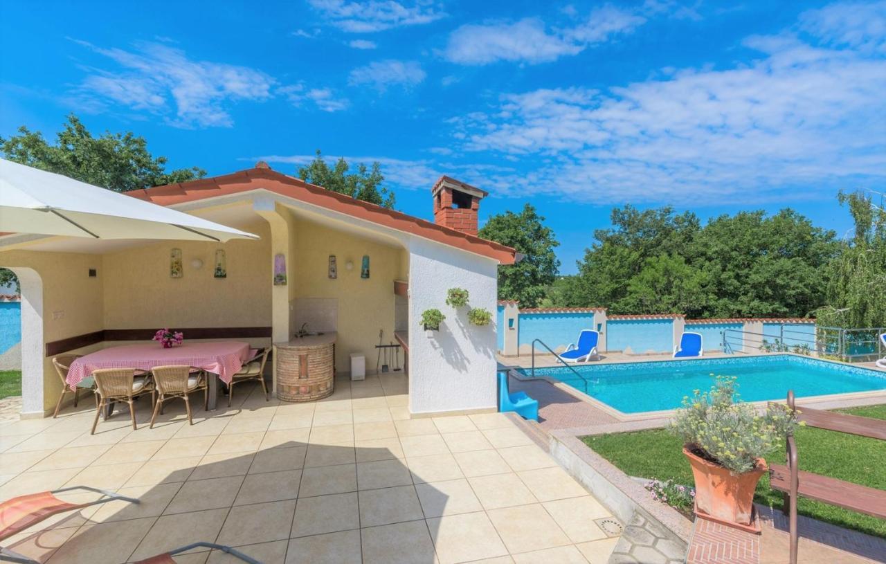 Villa Anita With Common Pool Vrvari Екстер'єр фото