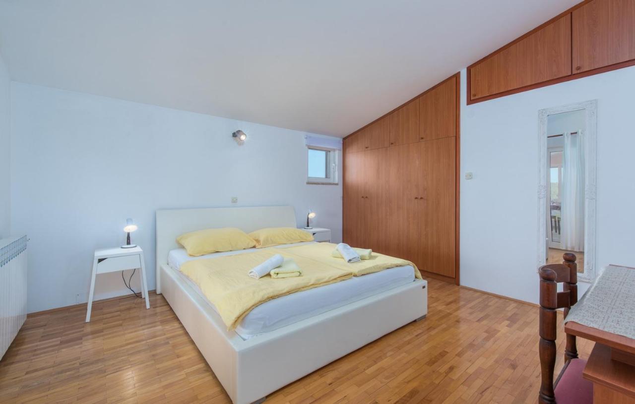 Villa Anita With Common Pool Vrvari Екстер'єр фото