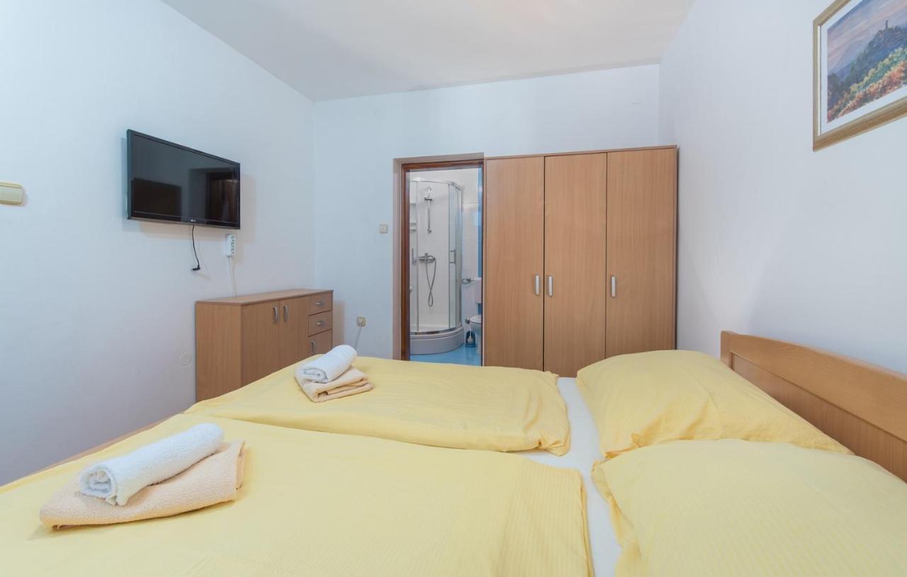 Villa Anita With Common Pool Vrvari Екстер'єр фото